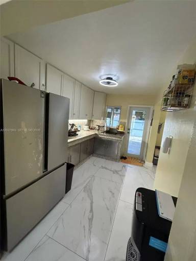 Main picture of 5157 NE 5th Ave