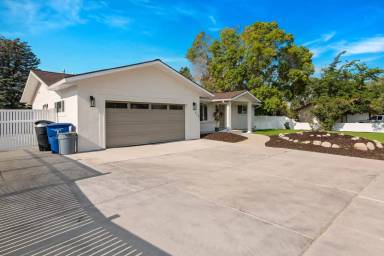 Main picture of 940 E Buddlea Dr