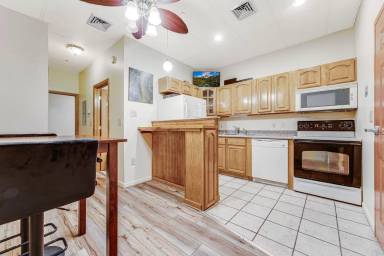 Main picture of 1389 University Ave