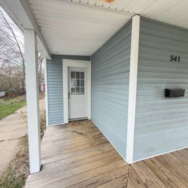 Main picture of 541 Eastern Ave NE