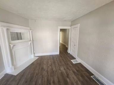 Main picture of 800 E 95th St