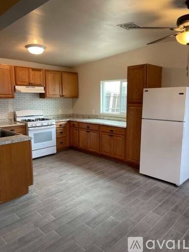 Main picture of 1130 E Portland St