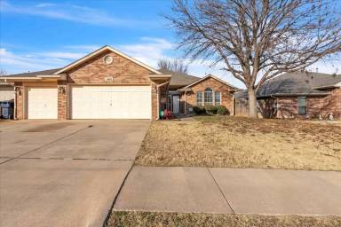 Main picture of 405 NW 142nd Cir