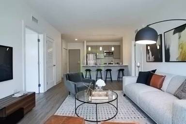 Main picture of 330 S Halsted St