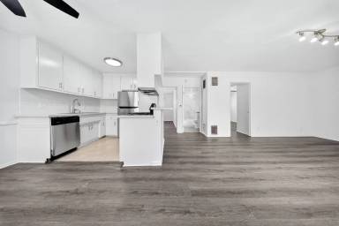 Main picture of 15114 Dickens St