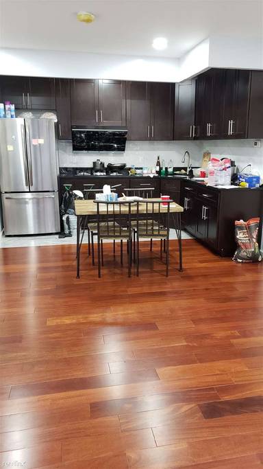 Main picture of 1655 W 7th St