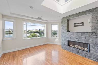 Main picture of 25 Bay State Rd