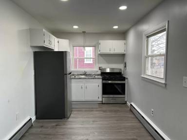 Main picture of 737 E Fulton St