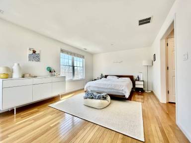 Main picture of 18 Ship Ave