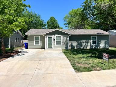 Main picture of 1615 Iowa St