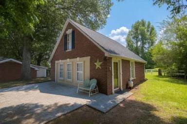 Main picture of 807 Moseley Rd
