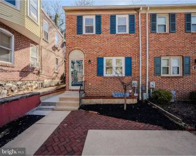 Main picture of 712 Woodlawn Ave