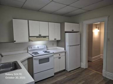 Main picture of 666 Oak Hill Ave