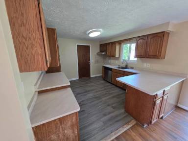 Main picture of 32 Golden Rod Ln