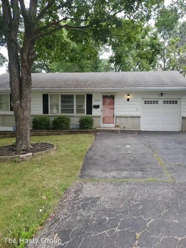 Main picture of 908 E 100th Ter