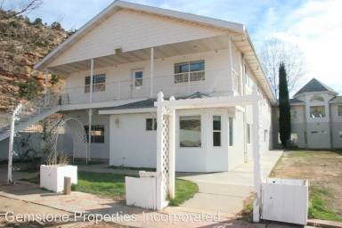 Main picture of 1060 N Louis St