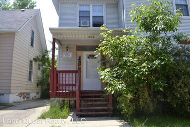 Main picture of 900 Center St