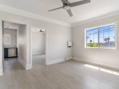 Main picture of 338 E 7th St