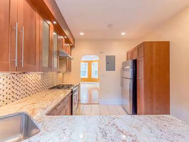 Main picture of 185 Pleasant St