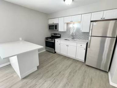 Main picture of 1721 E Roosevelt Rd