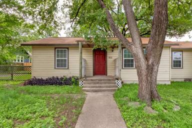 Main picture of 913 E 53rd 1/2 St