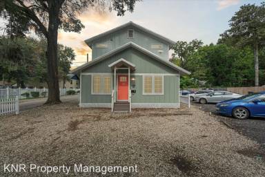 Main picture of 302 NW 7th Ter