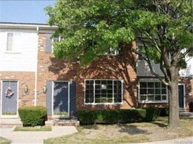 Main picture of 433 Fox Hills Dr N