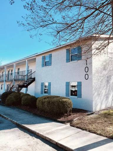 Main picture of 100 Wyndham Cir