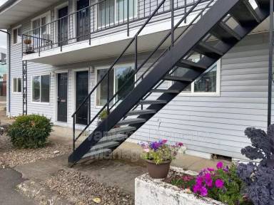 Main picture of 339 Jackson St W