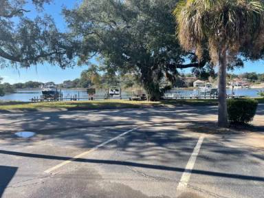 Main picture of 300 Bayou Blvd
