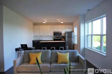 Main picture of 1544 W Glenlake Ave Apartments