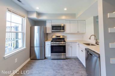 Main picture of 117 Pierce St NW