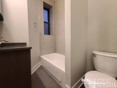 Main picture of 627 W Oakdale Ave