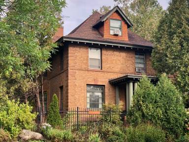 Main picture of 1621 E Superior St