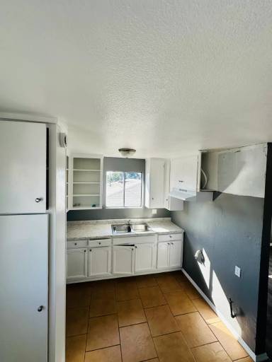 Main picture of 616 W 75th St