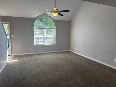 Main picture of 202 S Wood Ct
