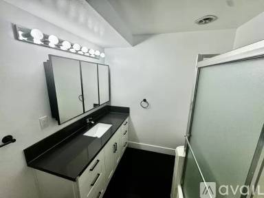 Main picture of 739 N Hayworth Ave