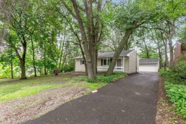 Main picture of 696 Larpenteur Ave E