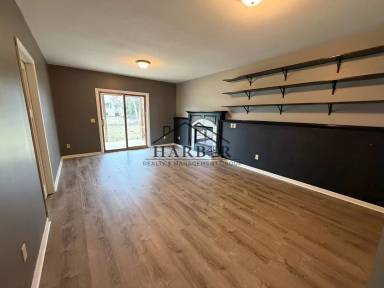Main picture of 118 N River Ct NE