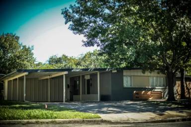 Main picture of 904 Chevy Chase Dr