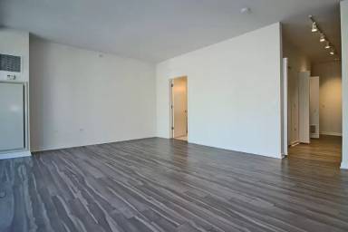 Main picture of 125 W Chicago Ave