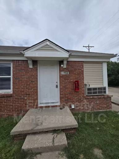 Main picture of 1952 S Hiram St