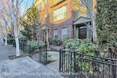Main picture of 840 NE Caden Ave