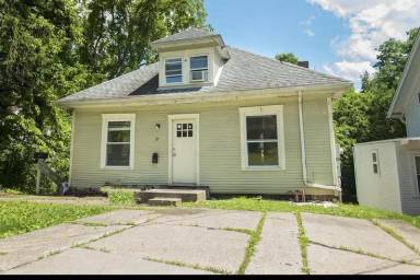 Main picture of 39 Woodward Ave