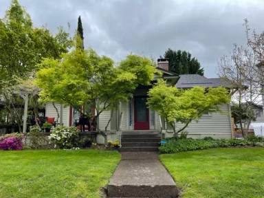 Main picture of 437 NW 6th St