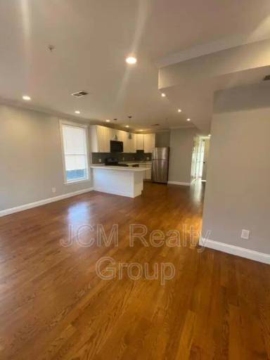 Main picture of 2747 Washington St