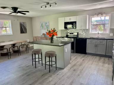 Main picture of 2413 Scott Blvd
