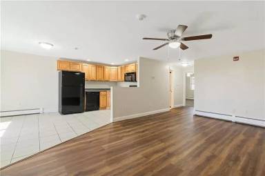 Main picture of 669 Metacom Ave
