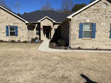 Main picture of 245 Planters Ln