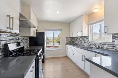 Main picture of 5306 Bayview Ave